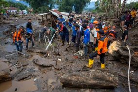 印尼暴雨致山体滑坡与山洪，至少12人失踪